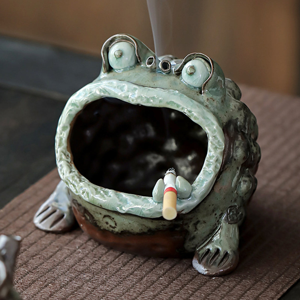 http://ashtrayplanet.com/cdn/shop/files/lucky-toad-ashtray-cute-ceramic-pottery-ash-tray-windproof-02_1200x1200.jpg?v=1684977342